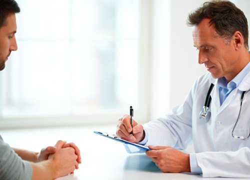 Консультация с врачом Врач проводит анамнез пациенту